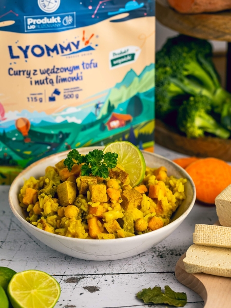 curry-z-wedzonym-tofu-i-nuta-limonki-lyommy