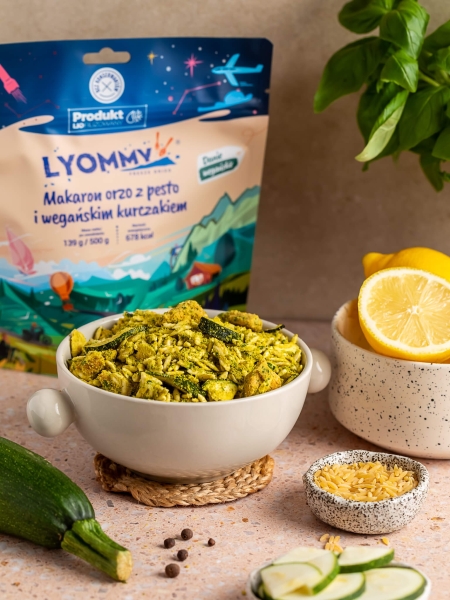 makaron-orzo-z-pesto-i-weganskim-kurczakiem-lyommy